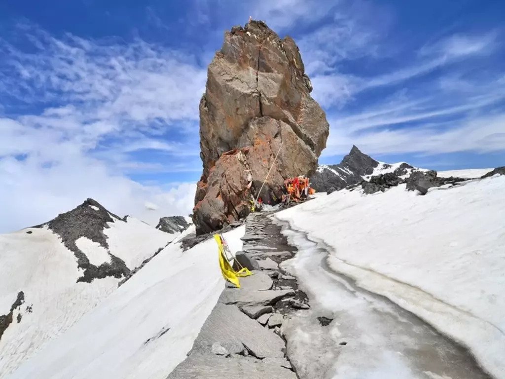 Shrikhand Mahadev Sacred Expedition: Shimla to Shivling Summit - Image 7 | Sky Globals